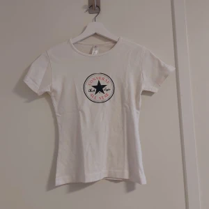Converse t-shirt - Snygg t-shirt som tyvärr inte kommer till användning längre. Tröjan är minst 15 år gammal, så lite sliten (se bild 2).
