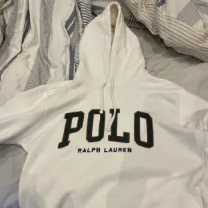 Säljer nu min Ralph Lauren hoodie som är vit med mörkgrön polo text. Storleken är XS och är köpt på Nk för 1800kr