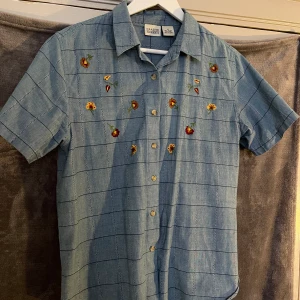 Kortärmad skjorta med blommor - Så söt skjorta, men tyvärr inte min stil så knappt använd.   True to size!