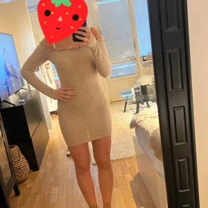 Offshoulder klänning - Klänning i beige i offshoulder modell. Storlek xs från Nelly 
