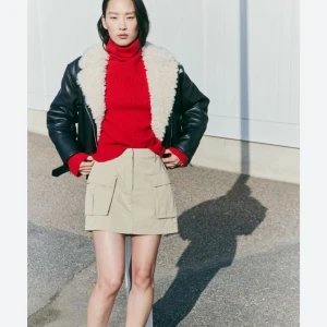 Supperskön stickad tröja från hm - Säljer denna supersötta stickade tröjan fårn HM som jag köpte föra året då den inte kommit till användning. Ändast använd en gång Köppt för 500 kr Säljer för 150