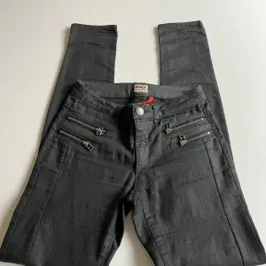 Only jeans i gott skick. Modellen är low waist och skinny. I mjukt jeans material. I storlek XS. 