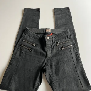 Only jeans - Only jeans i gott skick. Modellen är low waist och skinny. I mjukt jeans material. I storlek XS. 