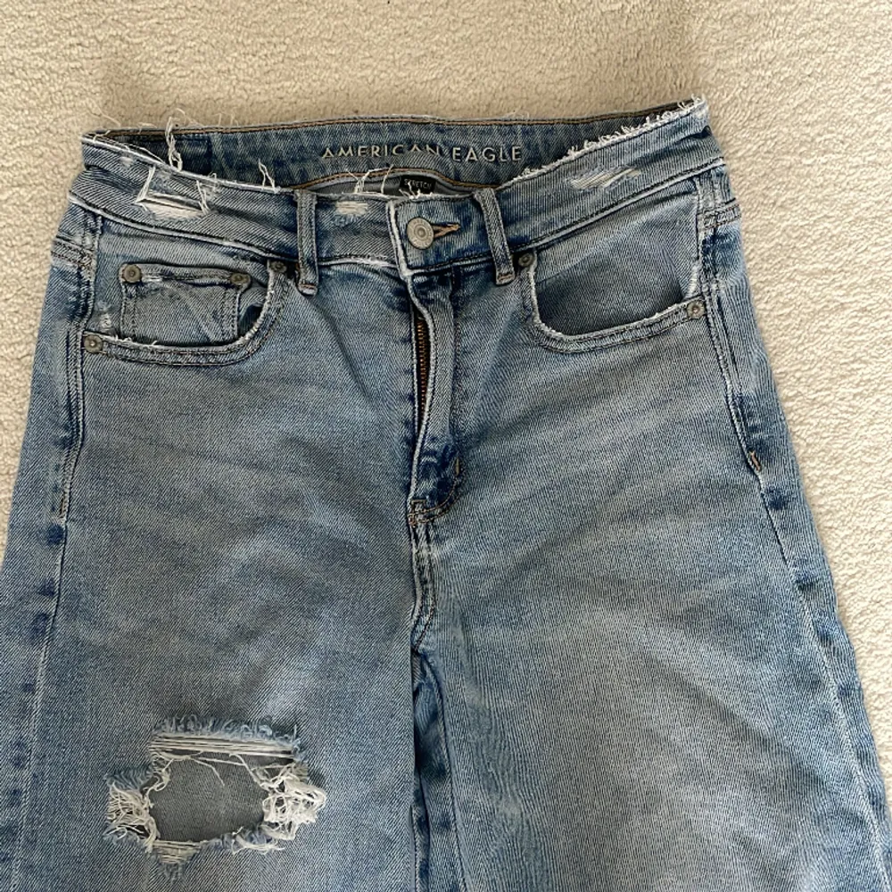 Ett par straight/baggy jeans från american eagle. . Jeans & Byxor.