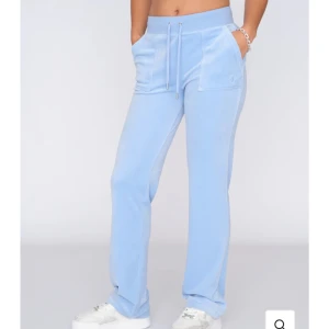 Juicy couture byxor - Säljer mina juicy byxor eftersom de använts inte längre 💞passar helt perfekt i längden på mig som är 160 cm , pris kan diskuteras 