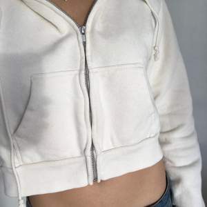 ”Croppad” hoodie från Brandy Melville. Använt ett fåtal gånger så den är i ett mycket bra skick. Tröjan är onesize men skulle säga att den passar S 🦢