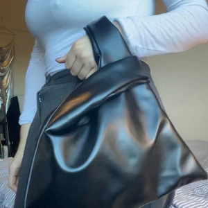 Väska  - mycket vacker och snygg väska.