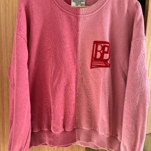 College tröja - Baum und Pferdgarten  - Superfin college tröja i 100% ekologisk bomull Använda fint skick  Storlek L 