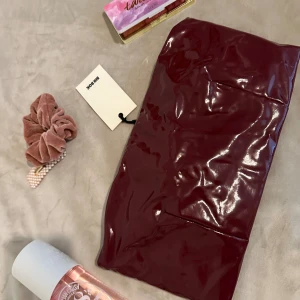 Helt ny topp  - Helt ny topp från bikbok med etikett på. Sizen för toppen är S. Köpt under sommaren från bikbok för 179 Kr och säljer den för 49 kr. 