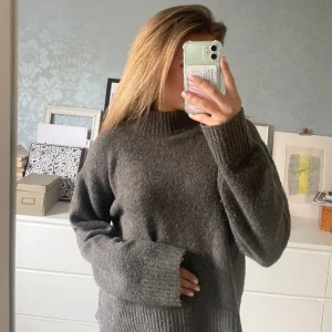 Stickad tröja - Grå stickad tröja från uniqlo. Lite nopprig, därav det låga priset