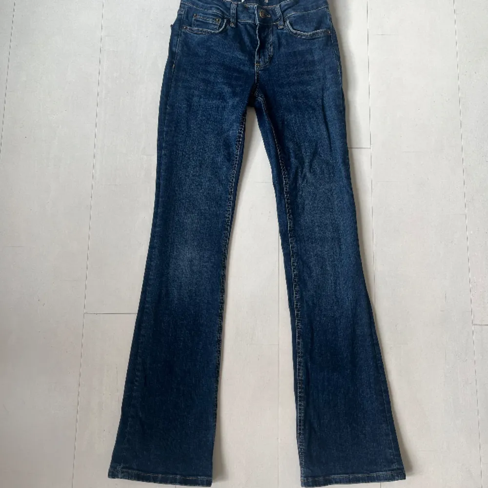 Säljer mina snygga Lågmidjade jeans ifrån zara!💗. Jeans & Byxor.