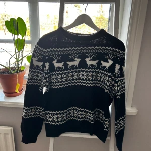 Vintrig tröja från ellos - Nyskick använd 2gånger, så fin både i på afterskin och till julmiddagen