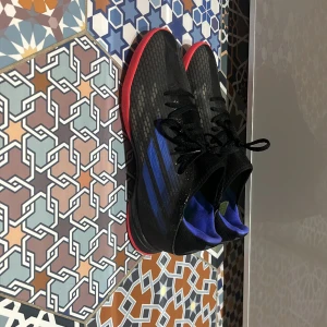 Ett par Adidas Futsal inomhus fotbollsskor. Mycket bra skick 10/10, väldigt bekväma och lätta i storlek 42 och 2/3.  - Adidas speedflow3 futsal inomhus fotbollsskor. Mycket bra skick 10/10, väldigt bekväma i storlek 42 och 2/3. Nypris är 1800 kr men eftersom det är begagnat så säljer jag dem för 400kr. Kommer tyvärr inte att sälja billigare än så