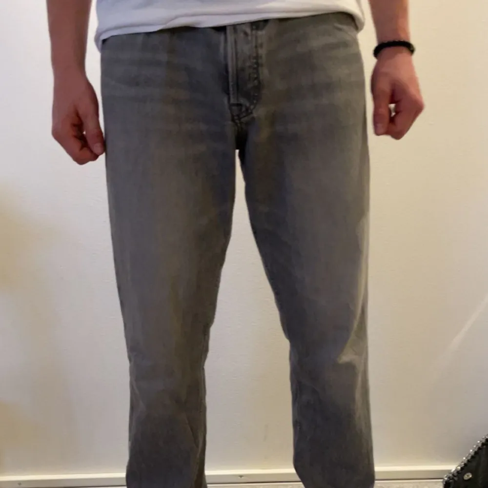 Gråa jeans från Jack & Jones som inte kommer till användning längre  Bra skick förutom det lilla längst ner på byxorna Storleken är 32/34. Jeans & Byxor.