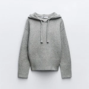Stickad hoodie zara - en stickad hoodie från zara som är supersnygg och även slutsåld på hemsidan. Använd fåtal gånger, ny skick. Orginalpris 499kr. Säljer bara om det är för ett bra pris men kontakta om du är intresserad!