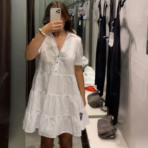 Sommarklänning - Klänning från Zara, köpt 2022, inga defekter. Köpare står för frakt❤️