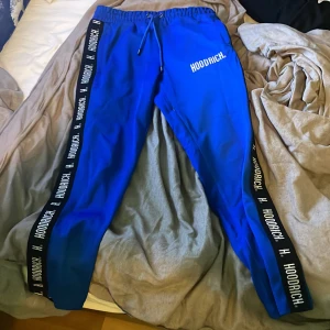 Hoodrich byxor - Blåa Hoodrich byxor ganska bra skick storlek S