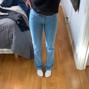 Säljer dessa Bikbok jeans! De är i low waist modell! Säljer då dom inte sitter som jag önskar!💕 jag är 175 för referens! 24/34, nypris 700kr