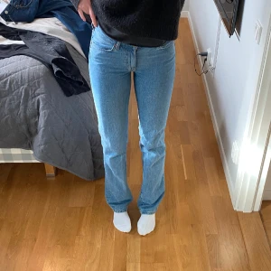 Bik bok jeans  - Säljer dessa Bikbok jeans! De är i low waist modell! Säljer då dom inte sitter som jag önskar!💕 jag är 175 för referens! 24/34, nypris 700kr
