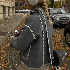 Grå jacka - Säljer denna jätte snygga gråa jacka. Helt ny prislapp kvar har aldrig använts. Storlek small, köptes ifrån nelly. 🫶🏽💘🍒