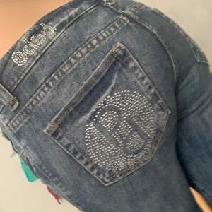 Jätte fina bebe jeans i bra skick💗 Knappen är lite sönder men funkar fortfarande💗midjan är 38 och inner är 74cm!