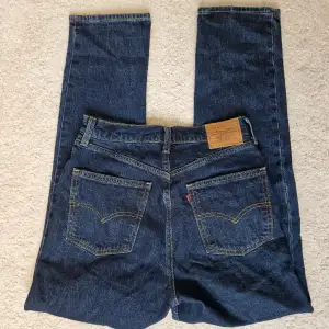 Säljer mina super snygga och bekväma Levis jeans!❤️ Köpta för 700kr men säljer för 200kr! 😎 Passar som en M skulle jag säga🫶