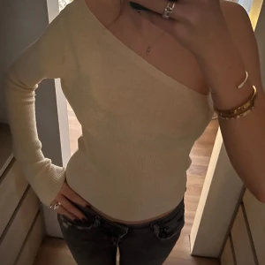 Beige sne topp - Intressekoll på min kräm vita one shoulder topp från mango. Knappt använd och är i fint skick!