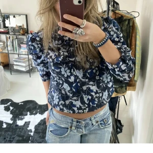Blommig blus - Jättefin blå blommig blus som jag köpte på plick. Säljer pågrund av att den är fel stolek. (Lånade bilder)