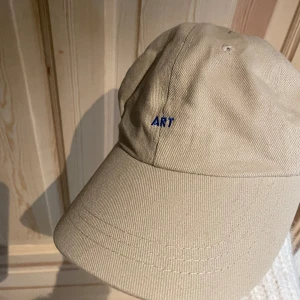 beige keps - ljisbeige keps med print både på fram o baksida🩵köpt på junkyard