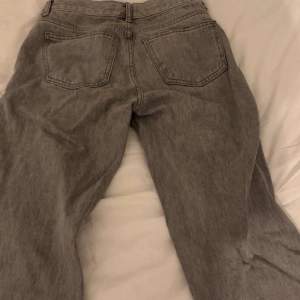 Super fina lågmidjade jeans från Gina tricot i storlek 32. Knappt använda. 😇
