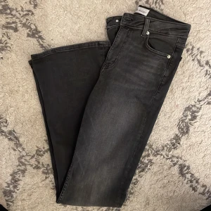 Lågmidjade jeans  - Säljer dessa Lågmidjade jeans ifrån zara. Aldrig använde. Köpte för 399kr, jätte bra skick!!❤️‍🔥