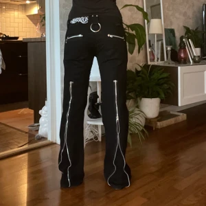Jeans med dragkedjor  - Jätte coola jean, inga täcken på slitach. Jag är 170. Waist:31 length:34