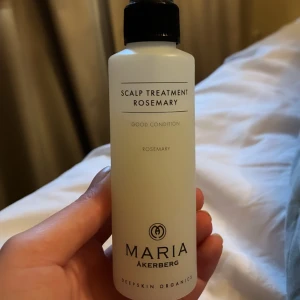 Scalp treatment Rosemary  - Säljer den popolära rosmarin scalp treatment från Maria åkerberg då jag satt i extensions och inte kan använda den längre (de försämrar mina fästen). Obs har använt den lite innan jag stoppa i löshåret (se bild 3 för hur mycket som är kvar)💞