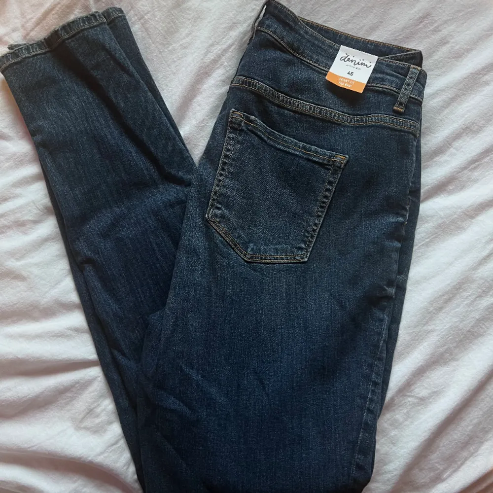 Skinny Fit high waist jeans köpta på ullared. Byxorna har aldrig använts. Storlek 46.. Jeans & Byxor.
