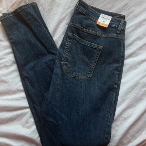 Skinny highwaist jeans - Skinny Fit high waist jeans köpta på ullared. Byxorna har aldrig använts. Storlek 46.