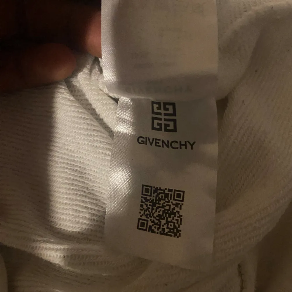 Säljer en givenchy tröja har aldrig använt är i 10 av 10 skick säljer för billigt har ej kvitto den är storlek L säljer för  300. Hoodies.