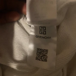 Givenchy tröja  - Säljer en givenchy tröja har aldrig använt är i 10 av 10 skick säljer för billigt har ej kvitto den är storlek L säljer för  300