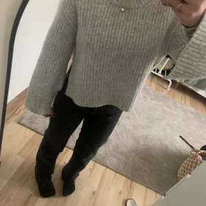 Knitted sweater🩶 - Säljer denna jättefina ljusgrå tröjan med jättesnygga splittar vid innerarmarna och vid sidorna💛 tröjan är i bra skick och är endast använd ca 2 gånger💛💛 priser går att diskutera!💓💓