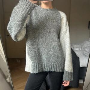 Stickad tröja  - Grå stickad tröja, använd 2 gånger så i rätt bra skick (men syns att den blivit använd)