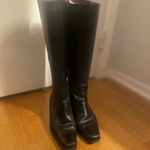Svarta stövlar  - Jätte snygga vanliga svarta stövlar! Köpt secondhand för några månader sen men bara använt två ggr🎀 klacken är 5cm hög och hela skon är ca 40cm. 