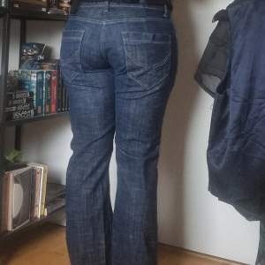 Ett par mörkblå Pepe jeans med måtten +/- cm: Midja 40 Längd 99 Lår 27 Bra skick.  