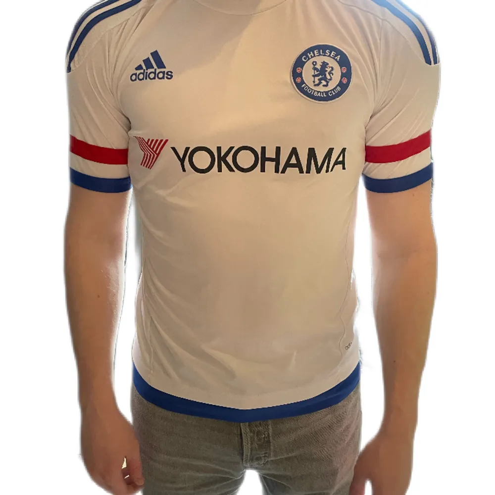 Vit bortatröja ifrån Chelsea säsongen 15/16, Hazard på ryggen 1:1 kopia. T-shirts.