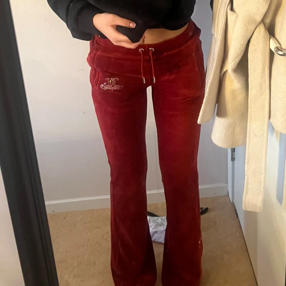 Röda juicy byxor med fickor samt rhinestone text där bak Storlek xs. Jeans & Byxor.