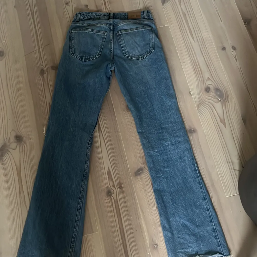 Super fina jeans från Gina, säljer för att dom är försmå. Använda men i bra skick🥰ny pris 399 säljer för 50 . Jeans & Byxor.