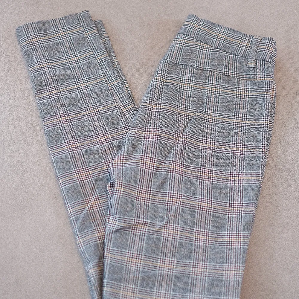Jätteskönt material, knappt använda. Storleken motsvarar en 24”-25” i midjan.. Jeans & Byxor.