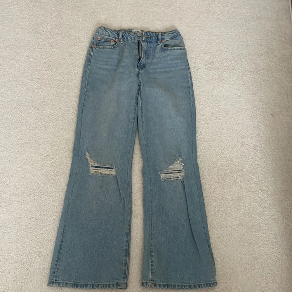 Säljer dessa blåa bootcut jeans då de inte kommer till användning längre🫶 Har sytt om de till bootcut på ett skrädderi då de förut var helt raka. Fortfarande lite breda vid låren🫶 Har använd de en gång så de är i väldigt bra skick❤️🫶  . Jeans & Byxor.