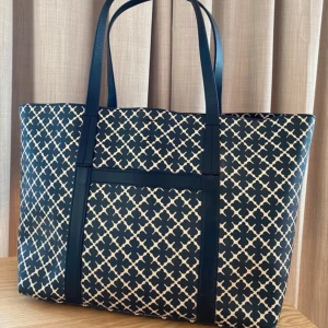 Malene Birger väska  - 34x28x13. Säljer min fina Malene Birger väska i modellen trineeh. Sparsamt använd och är i mycket bra skick! 