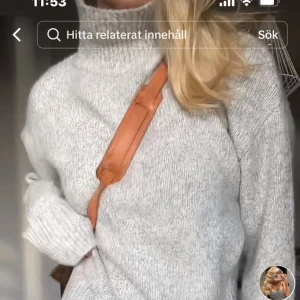 Stickad tröja - Säljer denna gråa stickade tröja med en polokrage från hm. Använd någon gång, så bra skick. Lånade bilder 