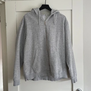 Weekday ziphoddie  - Storlek L  Vädligt bra skick 