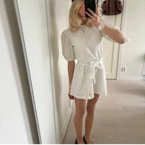 Studentklänning  - Superfin studentklänning som tyvärr inte passade på mig. Bilderna är från förra ägaren!